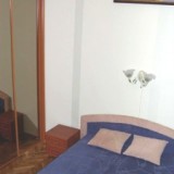 Bedroom with a Queen-size bed and mirror wardrobe